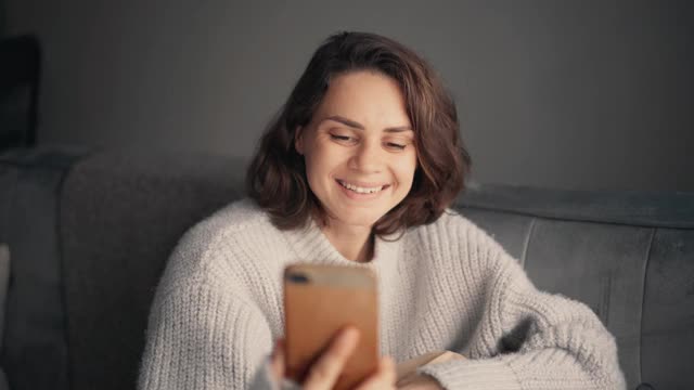 一个年轻开朗的女人正在接听一个视频电话视频素材