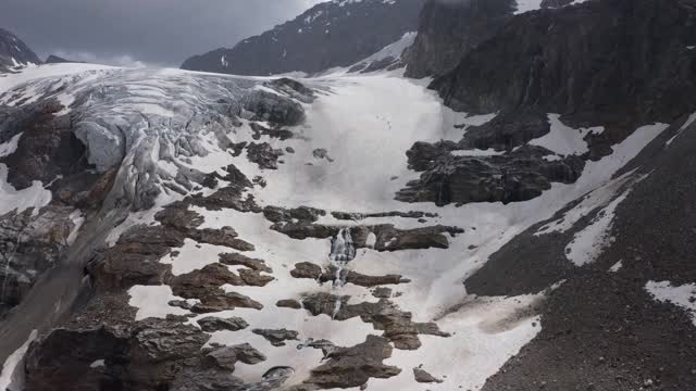 四名登山者从奥地利阿尔卑斯山脉的皮兹布因下山，融化奥克森塔尔冰川视频下载