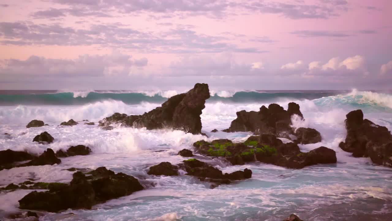 岩石上的巨浪视频素材