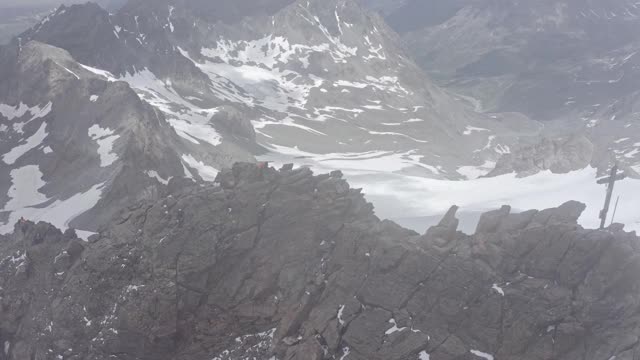 两名登山者登上奥地利阿尔卑斯山脉被云包围的德雷伦德斯皮茨峰视频下载