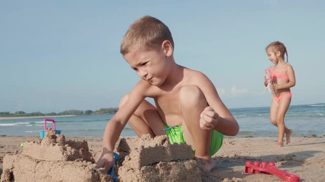 孩子们在海边做沙堡视频素材