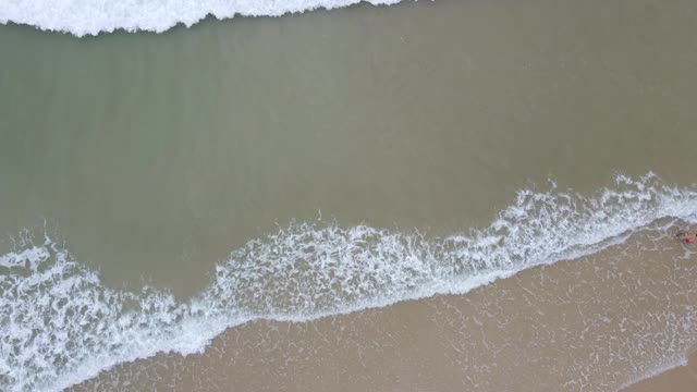 海浪翻滚到海岸的无人机视图视频素材