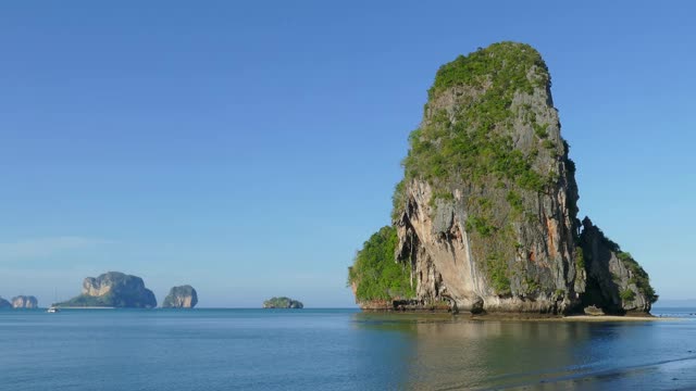 热带海滩和岩石景观视频素材