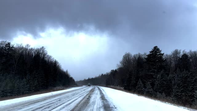 看着窗外，在冬天的雪地上开车。视频素材