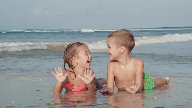 两个孩子在海里游泳视频素材