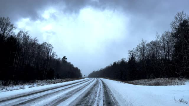 看着窗外，在冬天的雪地上开车。视频素材