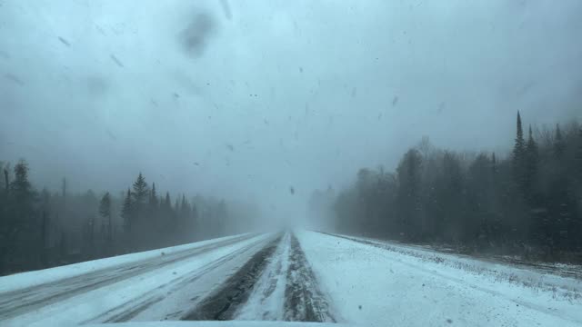 看着窗外，在冬天的雪地上开车。视频素材