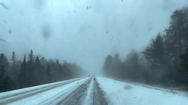 看着窗外，在冬天的雪地上开车。视频素材