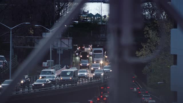 布鲁克林皇后区高速公路上的交通状况视频素材