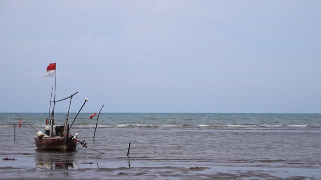 海滩上停泊的木船视频素材