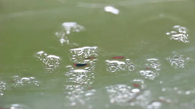 雨点落在汽车挡风玻璃上视频素材