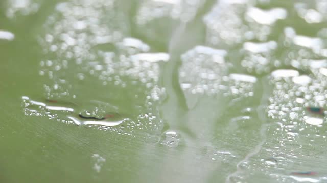 雨点落在汽车挡风玻璃上视频素材