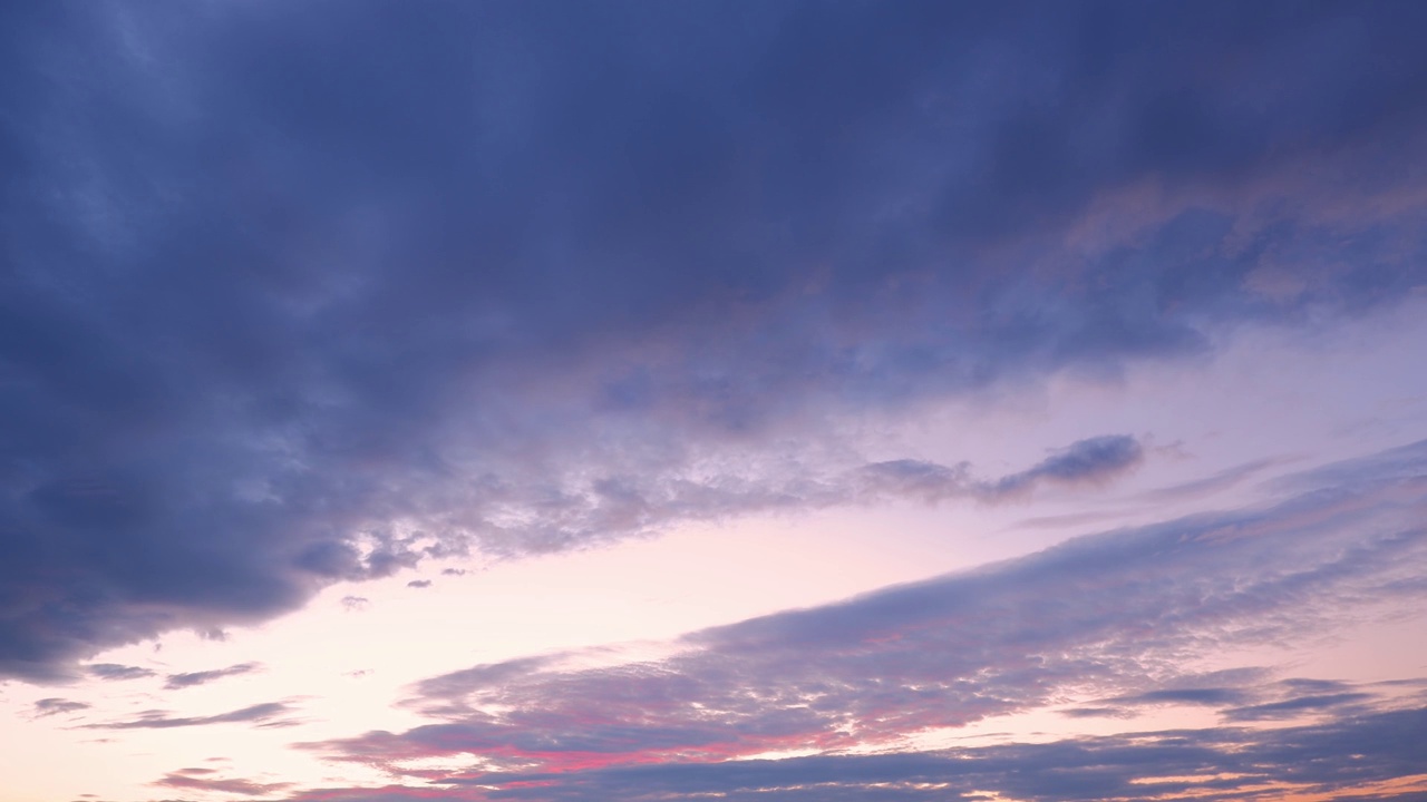 4K时间流逝，美丽的天空与云的背景，时间流逝的摩天大楼，蓝色的天空与云和太阳。视频素材