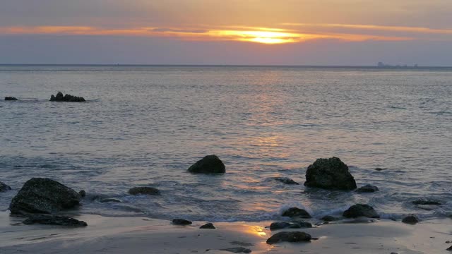 风景与日落的热带海滩视频素材