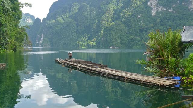 泰国周澜湖上的竹筏视频素材