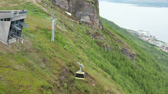 飞越Fjellheisen -缆车在特罗姆瑟视频素材