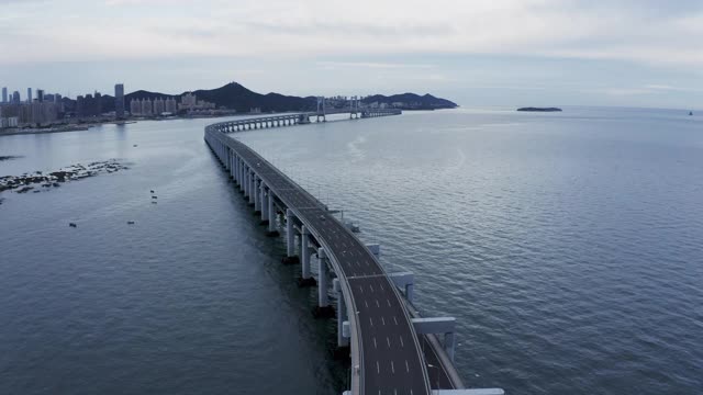 以城市景观为背景的跨海大桥空城道路视频素材