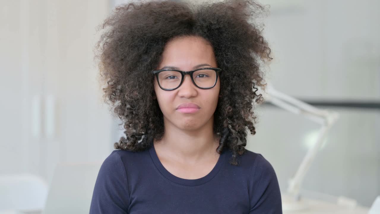 非洲女人没有头的手势视频素材