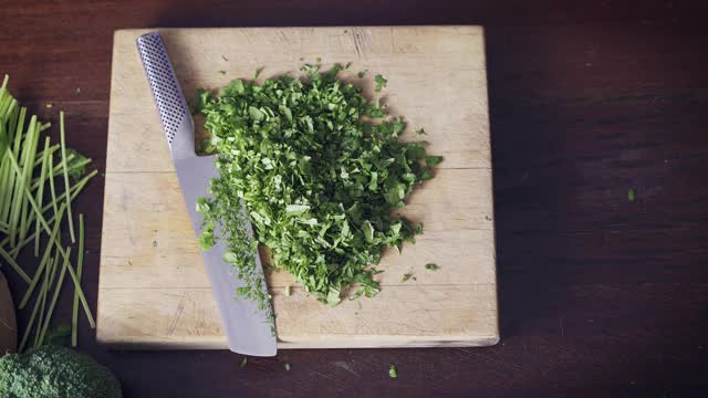 切一束欧芹，放到碗里视频素材