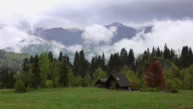 山景观与房屋和树木在雾视频素材