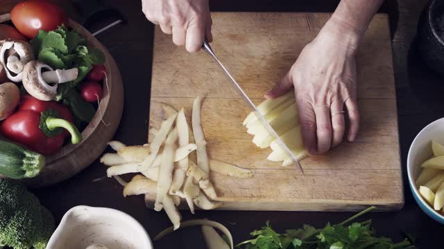 把土豆切成小方块视频素材