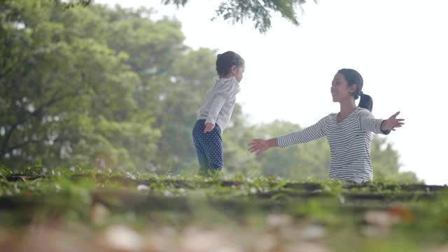 母亲和女儿在公园的幸福时刻视频素材