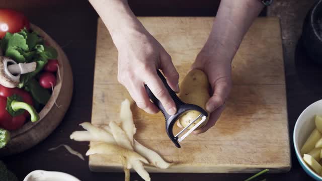 给土豆削皮并切碎视频素材