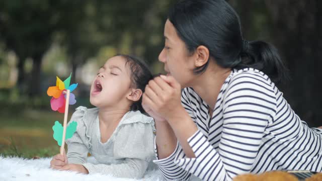 妈妈和小女孩在公园里视频素材