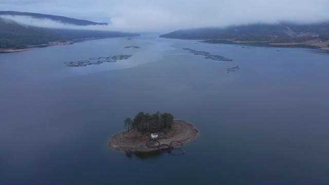 钓鱼。鸟瞰图的一个大型养鱼场与许多鱼围场。视频素材