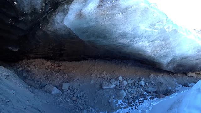 雪山中的冰洞。Tuyuk-Su冰川视频素材