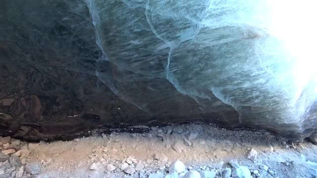 雪山中的冰洞。Tuyuk-Su冰川视频素材