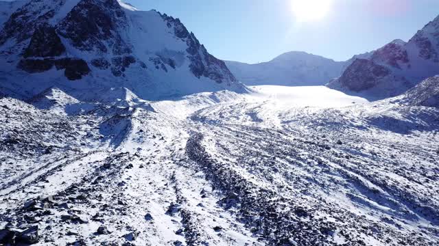 覆盖着雪的高高的岩石。图约克苏冰川视频素材