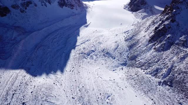 覆盖着雪的高高的岩石。图约克苏冰川视频素材