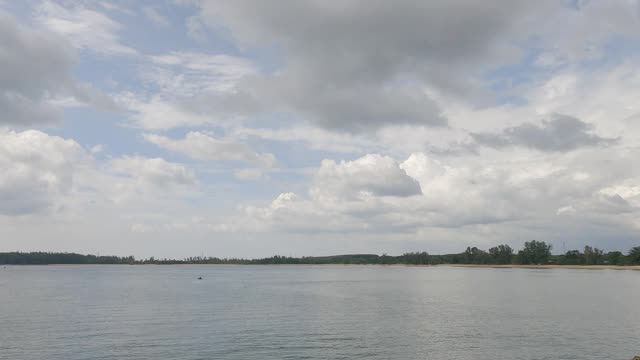 戏剧性的黑暗雷雨乌云在海面平静的海浪视频素材