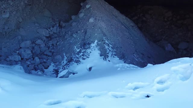 雪山中的冰洞。Tuyuk-Su冰川视频素材