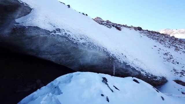 雪山中的冰洞。Tuyuk-Su冰川视频素材