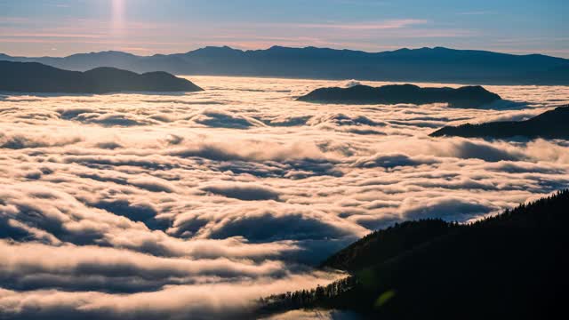 低云流像一条河在美丽的秋天自然景观高山山谷视频素材