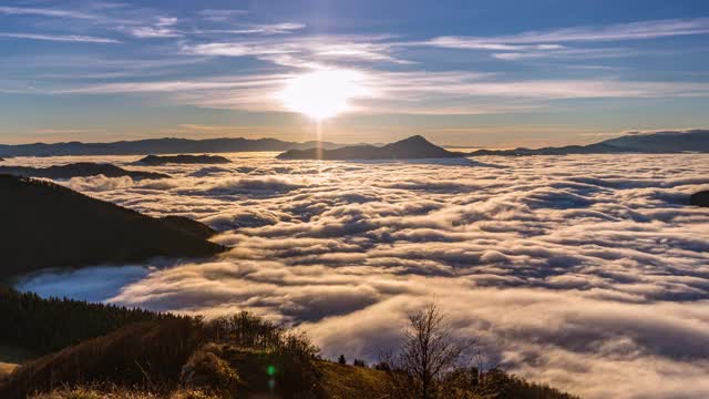 宁静晴朗的傍晚在山区自然与雾云流动在秋天山谷景观日落时间流逝视频素材