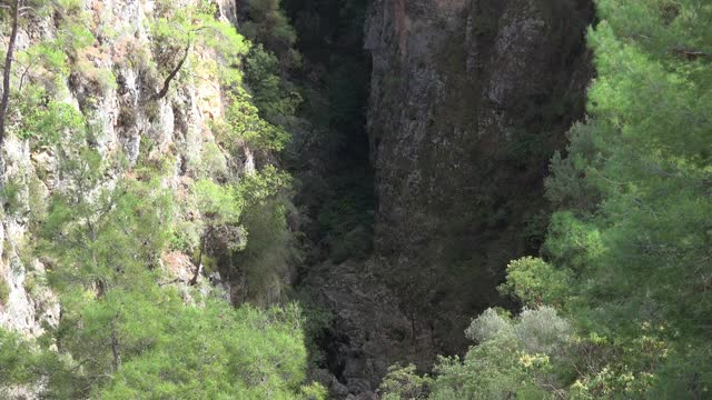 深深的和陡峭的岩石峡谷壁视频素材