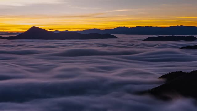 史诗早晨的自然与波低云运动在高山山谷与彩色日出天空在时间流逝景观视频素材