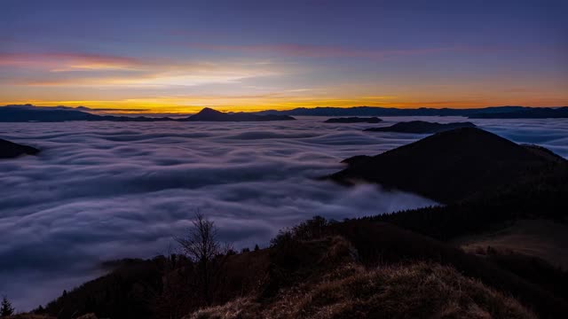 美丽的日出天空在野生的薄雾自然与低云波在高山山谷时间流逝视频素材