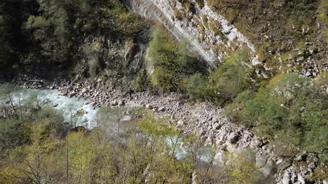 全景的深峡谷与大岩石和陡峭的山脉视频素材