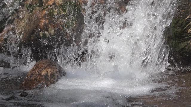 河流流经岩层的景象。强大的水流视频素材