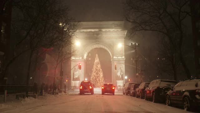 圣诞雪中的华盛顿广场拱门视频素材