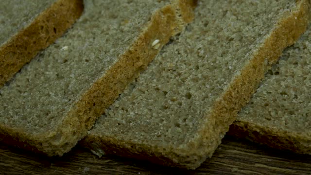 黑麦面包，天然切片面包。视频素材