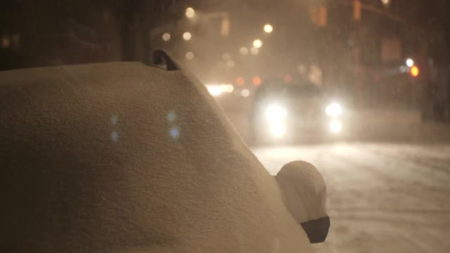 雪覆盖了城市街道上的交通视频素材