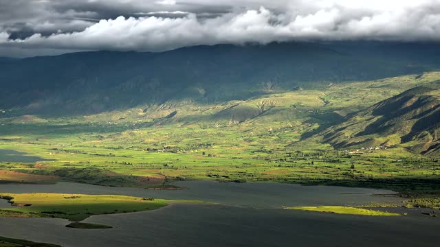 湖泊和丘陵草甸景观地理视频素材