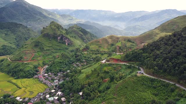 无人机俯瞰亚洲风景如画的山川和村庄。视频素材