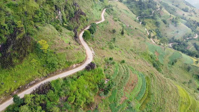 鸟瞰图的危险和蜿蜒的道路在越南的山区。视频素材