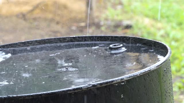 草坪外的大黑桶在一个雨天视频素材